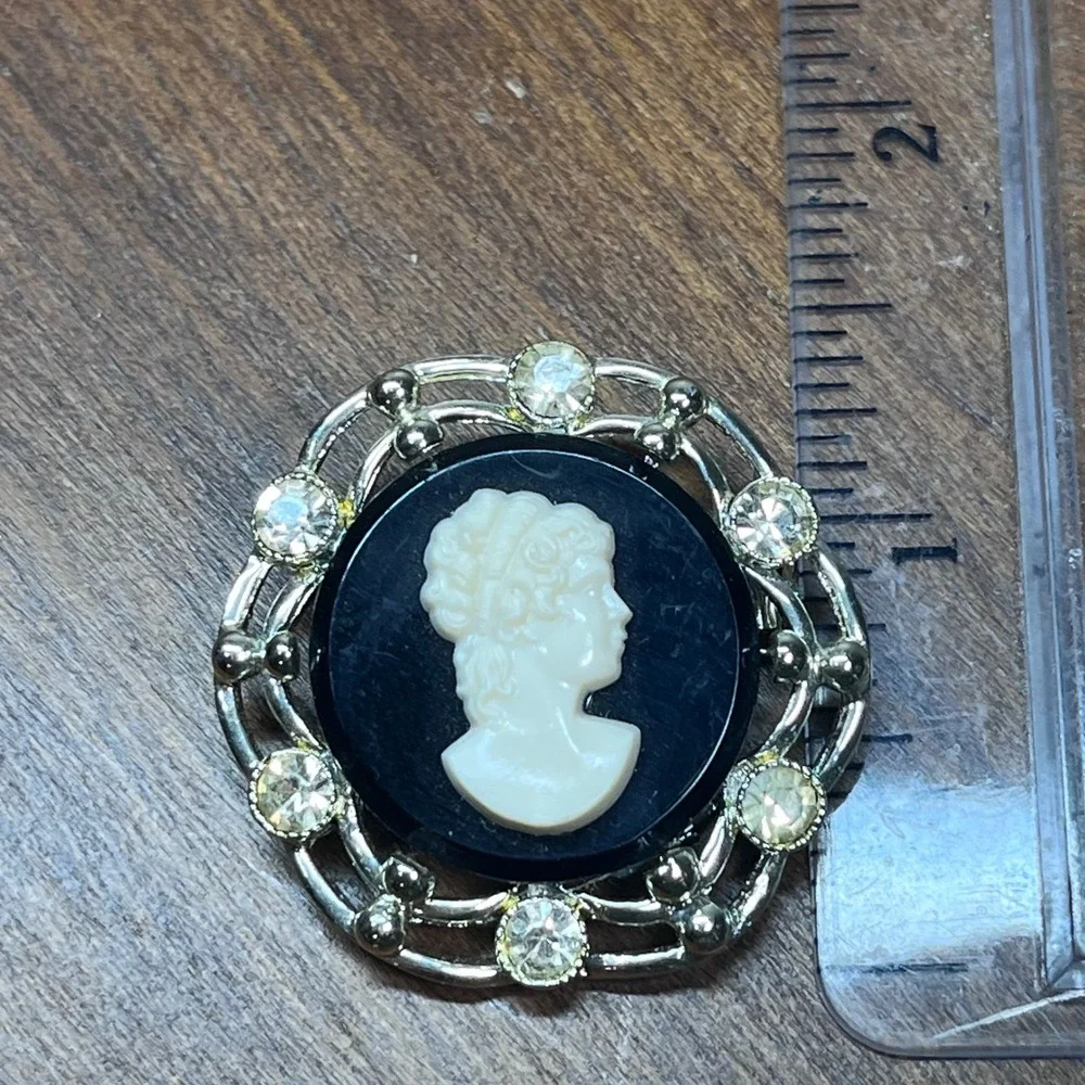 Vtg Silver Tone Black and White Cameo Rhinestone Round Brooch Victorian Style
